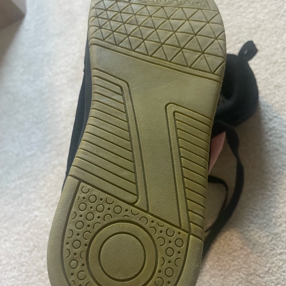 Classic Black Men's Sneakers - Picture 5 of 5